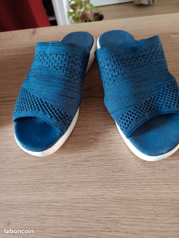 Vends claquettes bleu marine (image 1)
