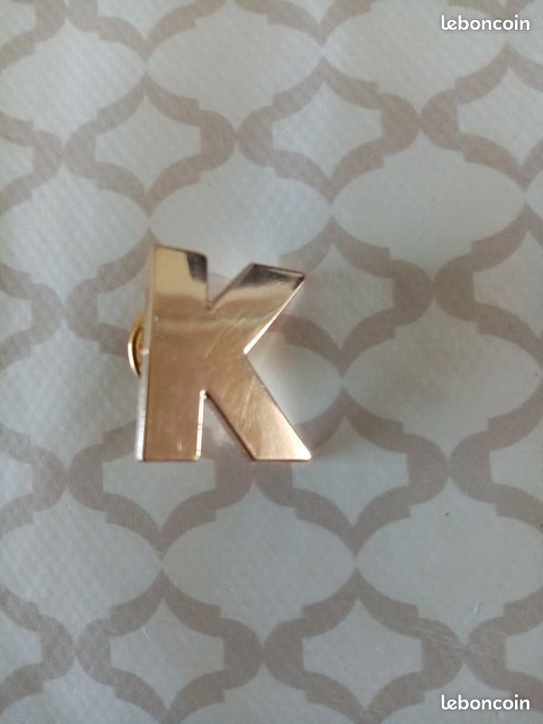 Pin's doré K neuf (image 1)