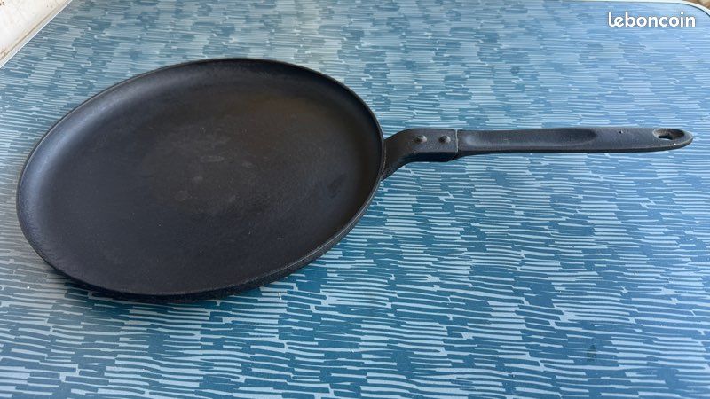 Ancienne Poêle à Crêpes Cousances (Le Creuset) En Fonte Noire - Diamètre 31 Cm - Vintage 1920-1949