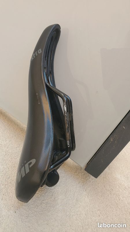 Selle SMP très bon état bec descendant 26cm sur 14c (image 1)