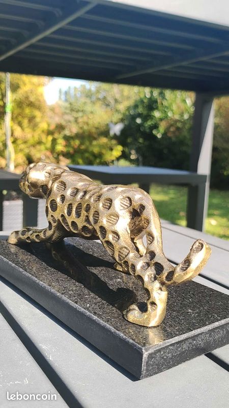 Figurine Jaguar/Léopard se faufilant vers sa proie, en aluminium doré sur socle marbre noir 20x9 cm (image 5)