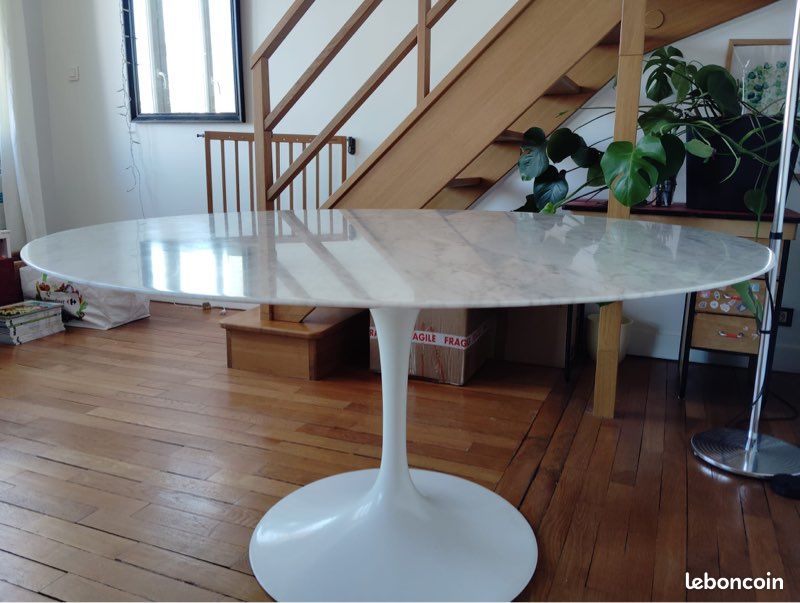 Table Tulipe ovale en marbre Calacatta de Enro Saarinen ed