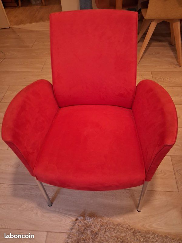 Deux fauteuils rouges (image 1)