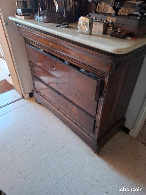 Petit buffet ancien (image 1)