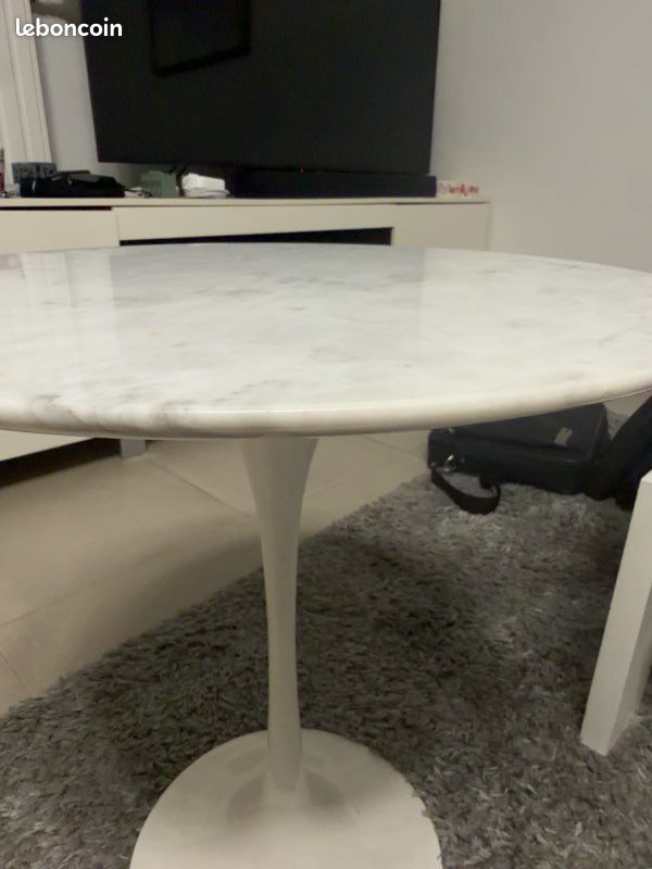 Table tulipe ronde en marbre blanc – Ø 50 cm (image 3)