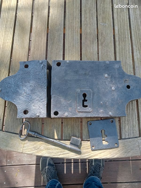 ancienne serrure en métal et bois d'une porte en bois. fermer 10645428