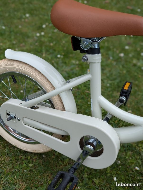 Achetez vélo fille garçon quasi neuf, annonce vente à Benet (85