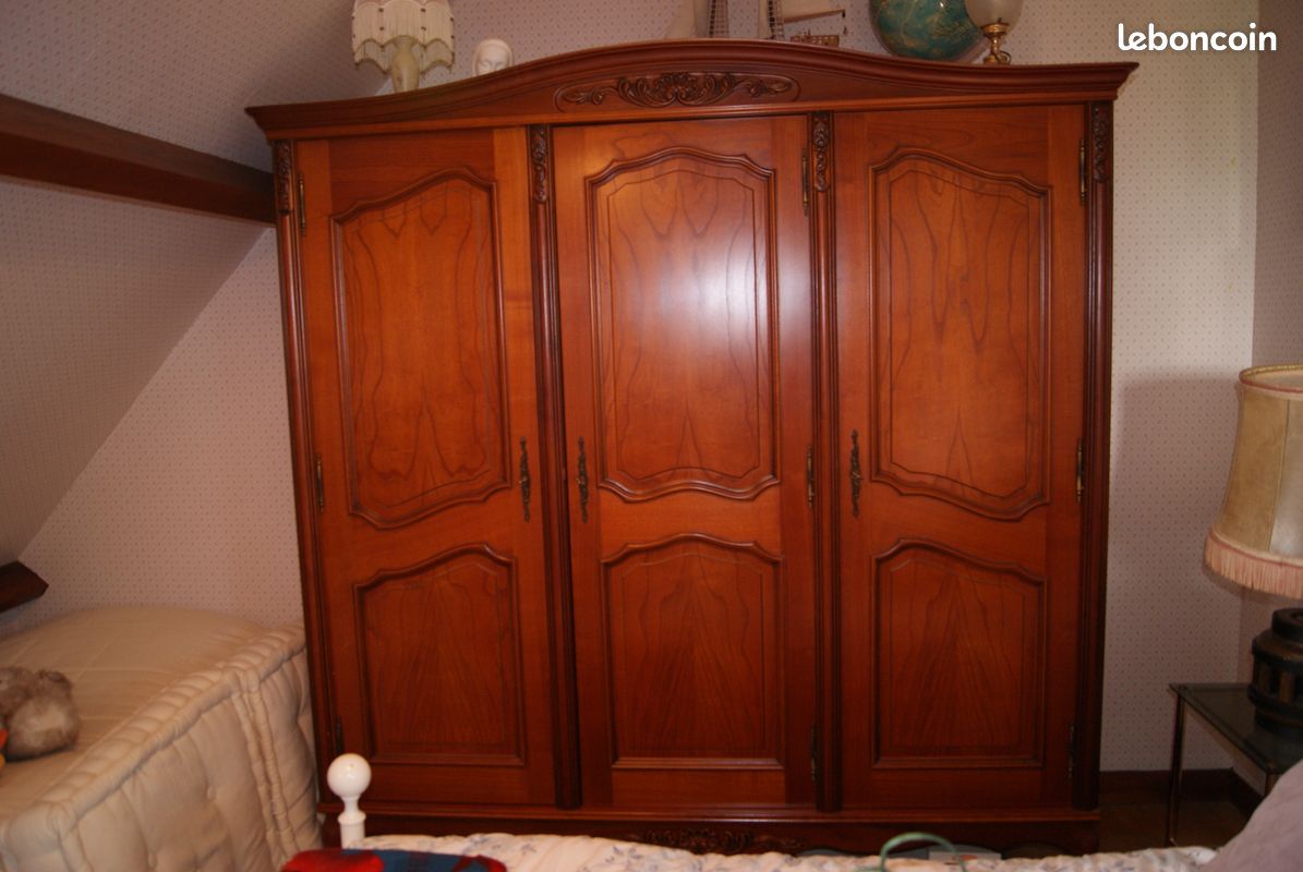 Armoire en merisier style régence (image 1)