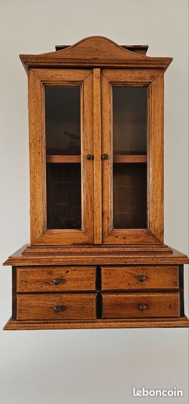 Vitrine suspendue (image 1)