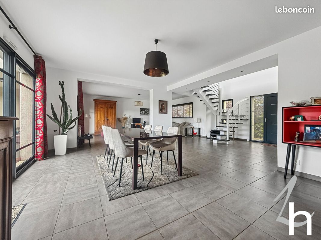 Maison 6 pièces 204 m² · à Rots · 204 m² · 749 000 €