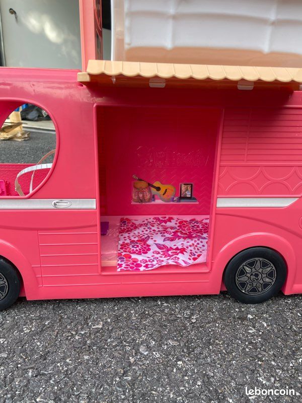 Camping-car Barbie avec piscine et petits accessoires (image 5)