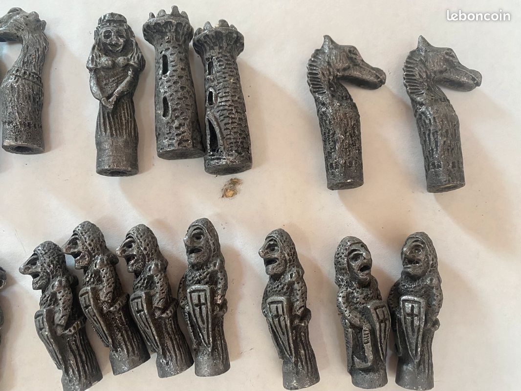 16 PIECES D'ECHEC ANGLETERRE EPOQUE PREMIER EMPIRE EN PLOMB PEINT PRINCE AUGUST