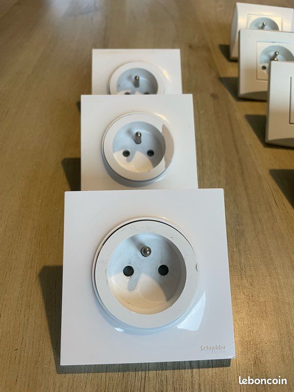 Lot De 6 Prises 2P T Blanc &agrave; Vis ALVAIS ALOMBARD ALB81072