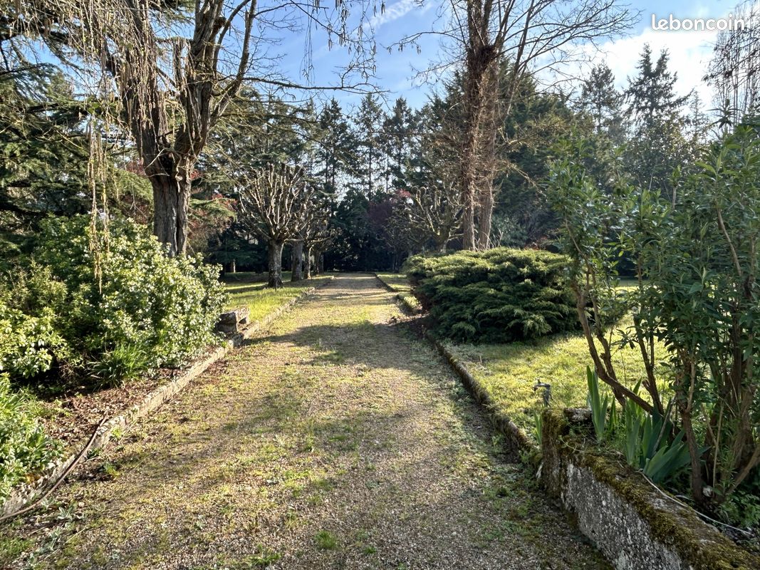 Maison 8 pièces 302 m² · à Tours · 302 m² · 369 000 €
