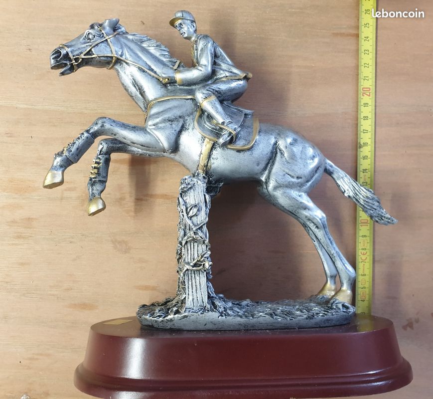 Superbe trophée en étain cavalier saut d'obstacles (image 3)