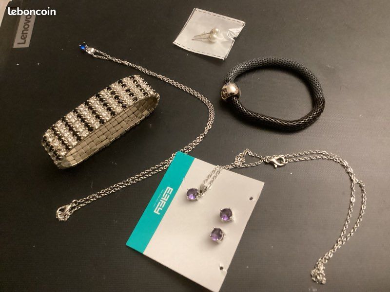 Lot de bijoux à petits prix Montres Bijoux