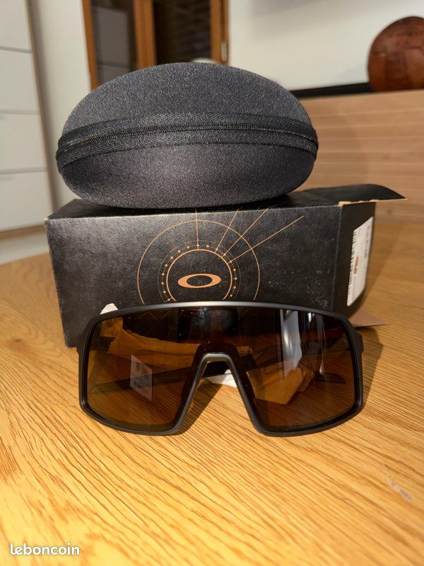 Lunettes de soleil OAKLEY (image 1)