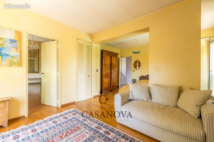Villa 10 pièces 245 m² — 12