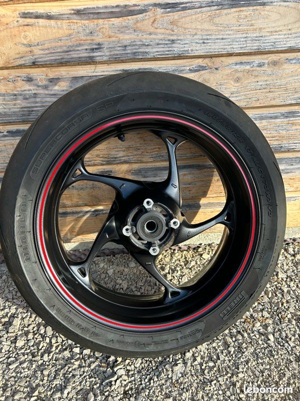 Roue AR ( jantes et pneus ) triumph street triple rs (image 1)