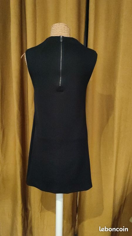 Robe Noire Cop-Copine Taille 38 - Longueur Genou, Style Regular, Matière Polyester | Occasion En Très Bon état, Idéale Pour Le Bureau Ou Une Soirée | Une Pièce Intemporelle Et Facile à Porter