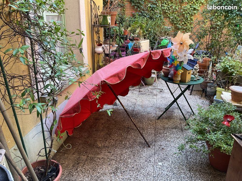 Parasol de marché 2.50 diam toile rouge très solide + poteau d origine années 60 en l état livraison 🚚 (image 1)