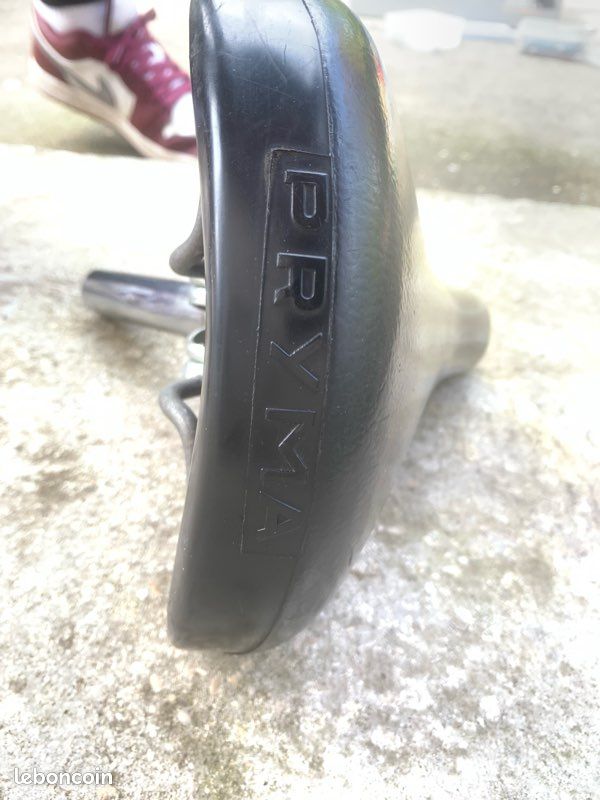 Ancienne Selle De Velo De Course En Cuir Marque Pryma N.c Depose Paris
