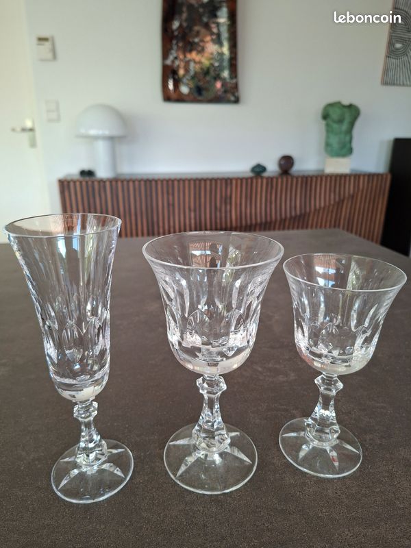 Lot de 4 magnifiques verres à vin en véritable cristal