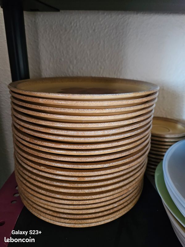Ensemble vaisselles assiettes tasses (image 1)
