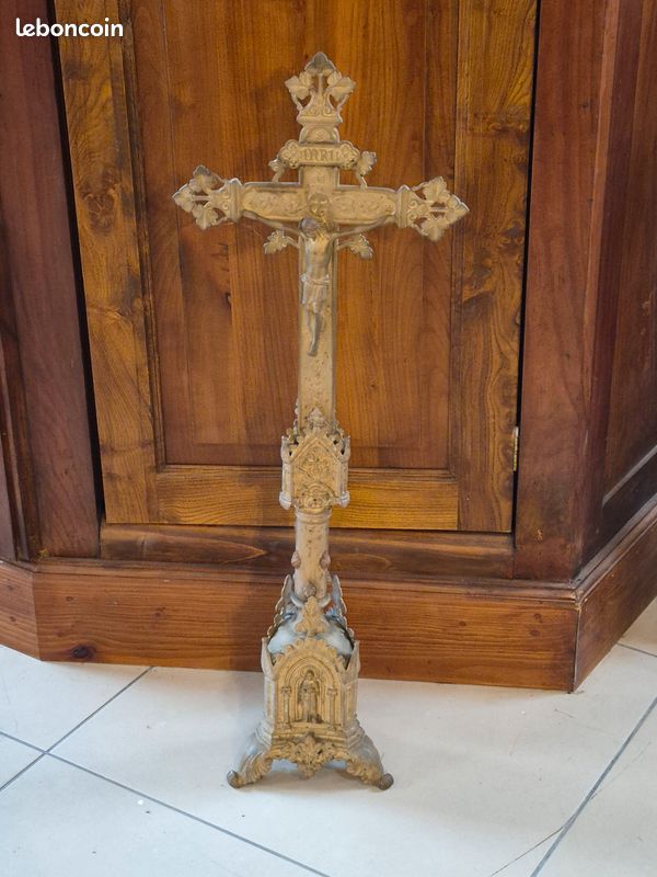 en Provence - Décoration florale des bancs de l'église de Jouques