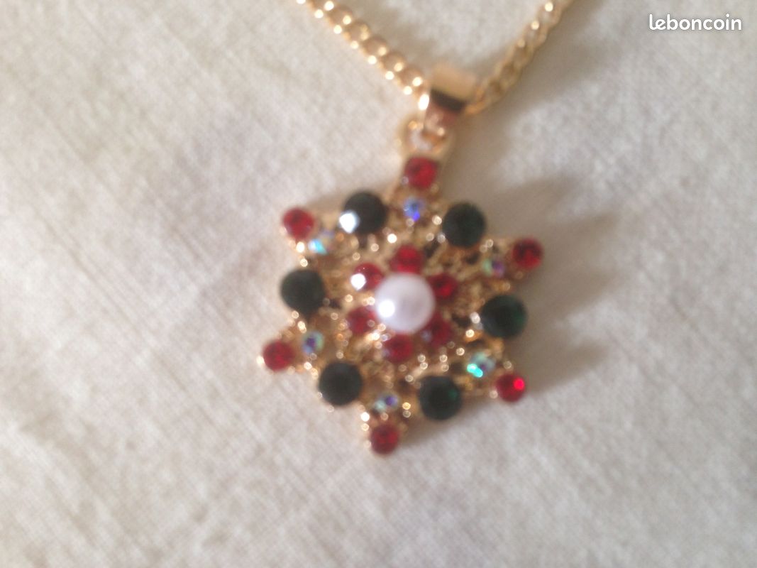 Collier plaqué or et pendentif strass rouge et vert (image 1)