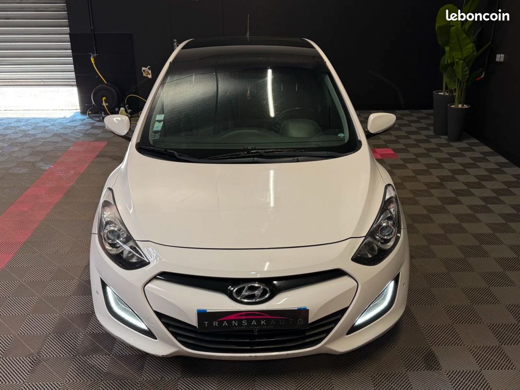 HYUNDAI i30 1.6 CRDi 128 Pack Premium TOIT OUVRANT / SIEGES CHAUFFANTS (image 9)