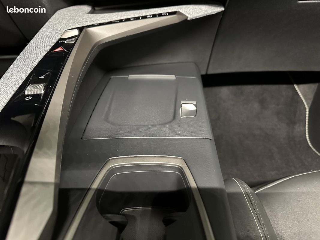 PEUGEOT 5008 1.2i Hybrid 145 e-DCS6 GT 360 7PL (image 22)