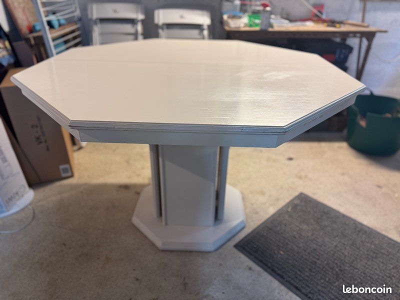 Vend meuble bas et table hexagonale (image 2)