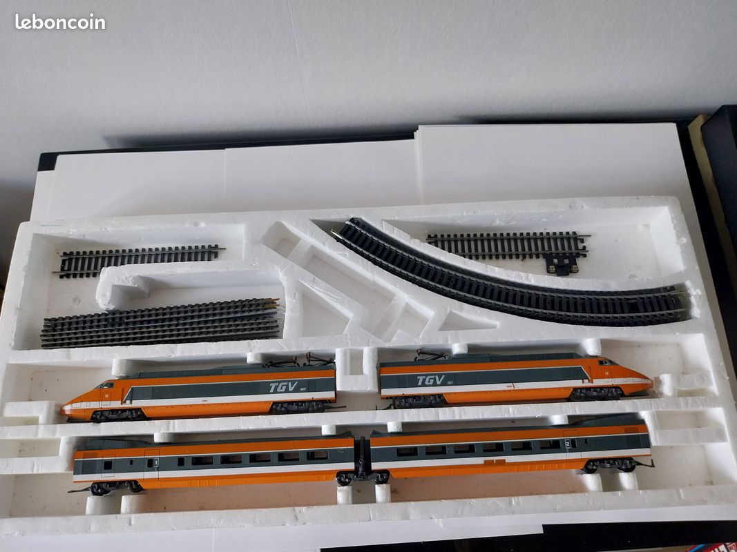 Train (image 2)