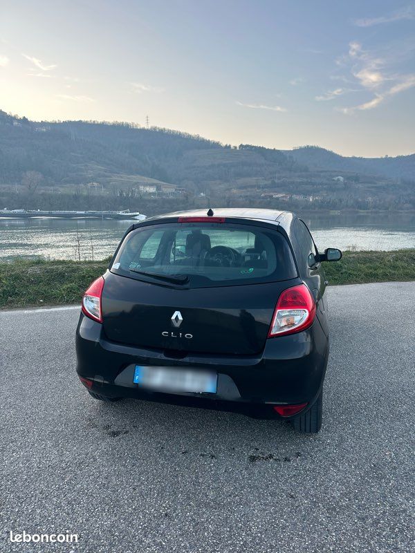 Vends Clio 3 utilitaire (société), moteur 1.5 dCi 90ch, très bon état + Distribution OK avec facture (image 2)