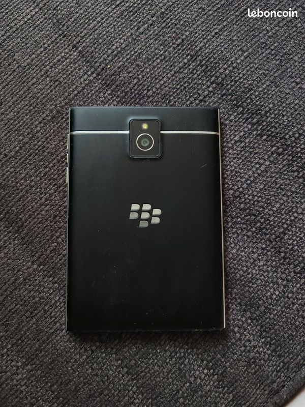 Blackberry Passport (image 2)