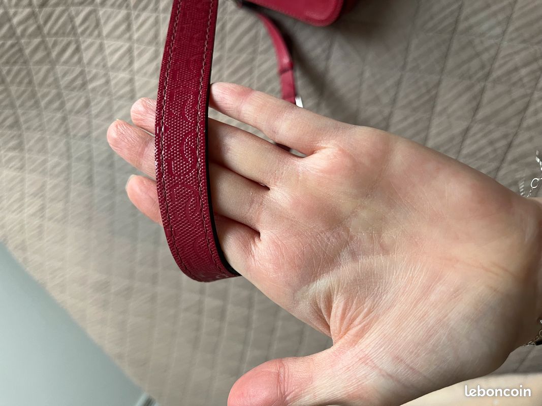 Magnifique sac à bandoulière GUESS rose framboise bordeaux très bon état (image 4)