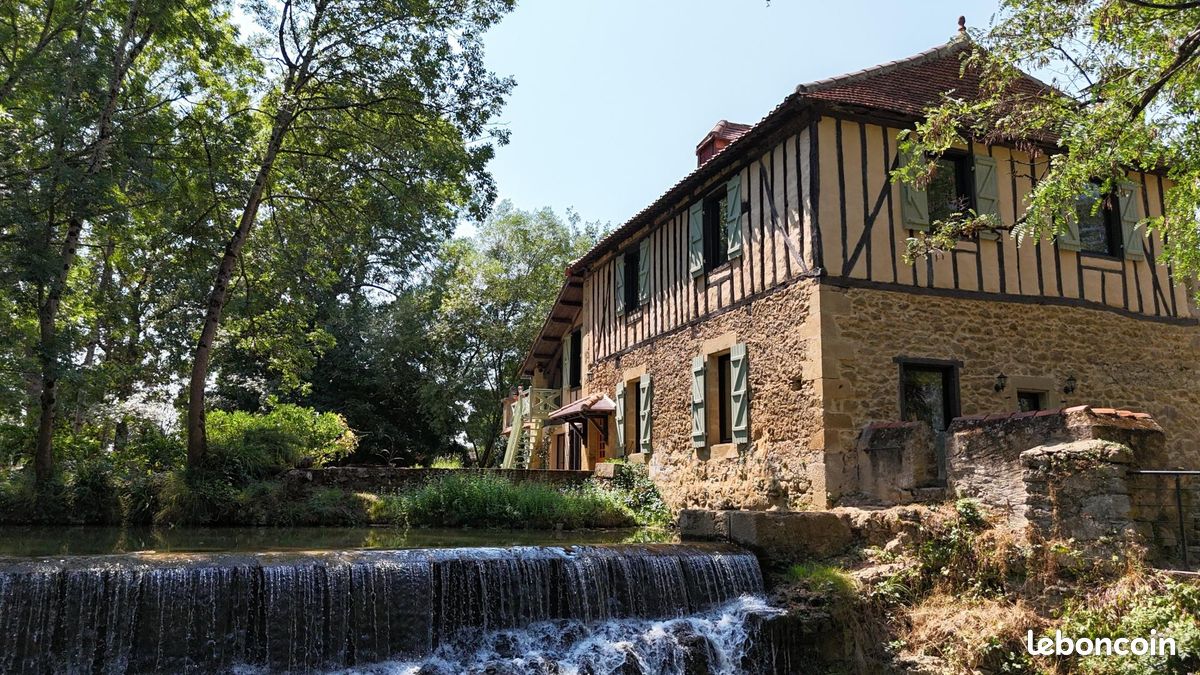 Maison 7 pièces 241 m² · à Aux-Aussat · 241 m² · 890 000 €