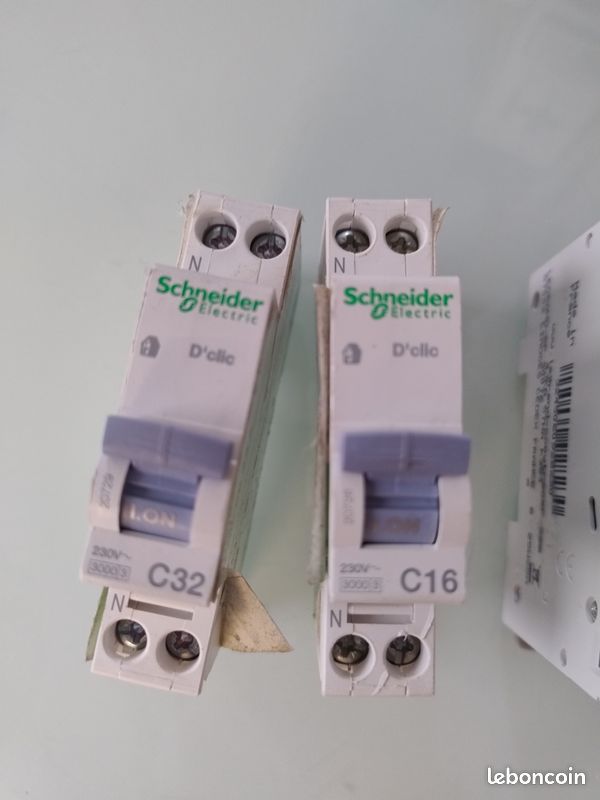 Lot De Disjoncteurs Alternative Electronic – 2x C16, 1x C10, 1xC20 – 230V, Neuf