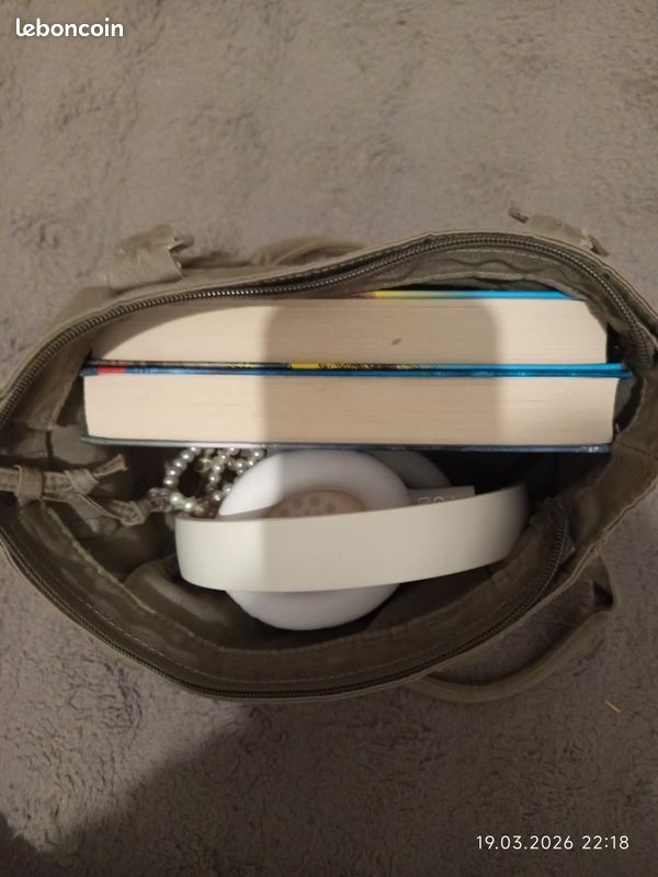 Un sac vert avec une grande poche une petite devant et une petite à l'intérieur en très bon état on peut mettre pas mal de choses à l'intérieur, un prix agréable (image 3)