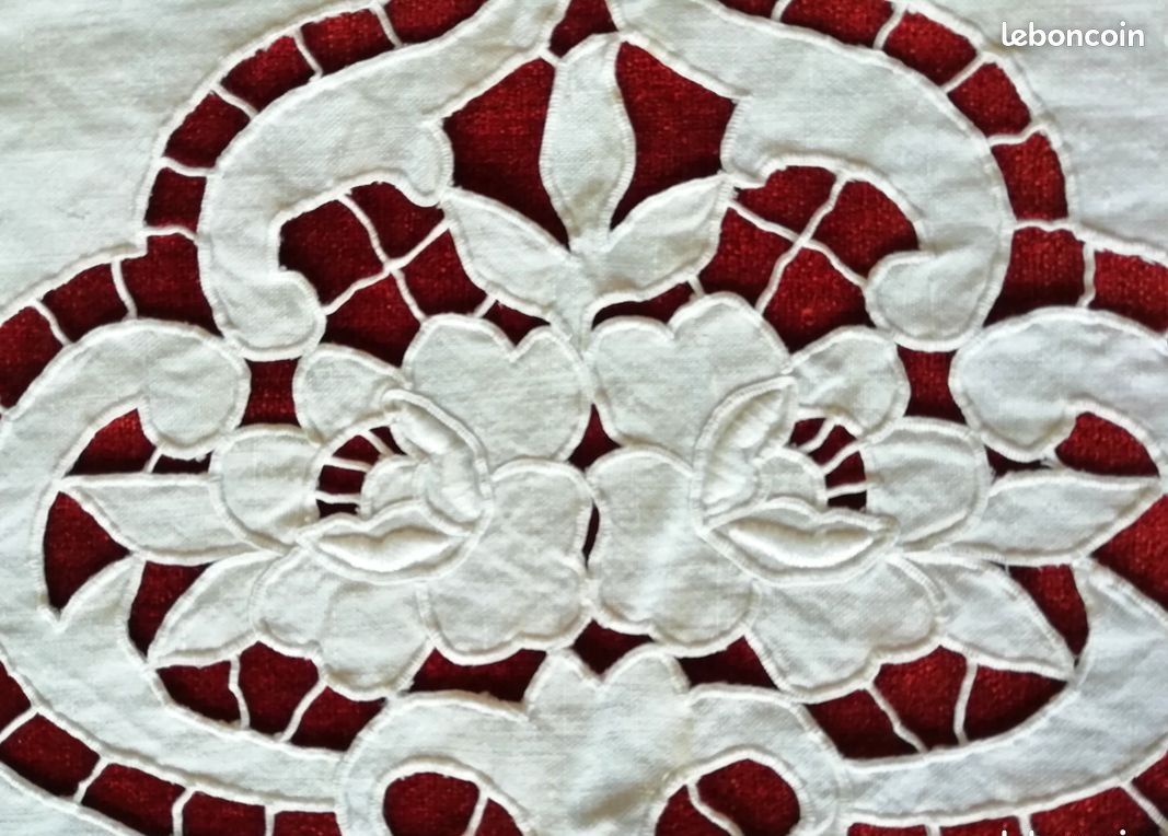 Bas D'Aube Ancien Du XIXe Siècle - Broderie Richelieu - 2 Métrages - Art Religieux Vintage