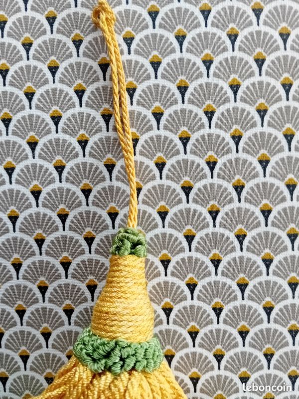 Plateau à fromage en céramique jaune à décor de glands et feuilles de
