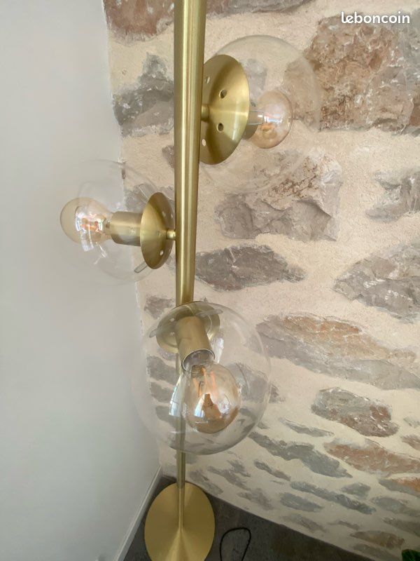 Lampadaire doré avec boules en verre (image 3)