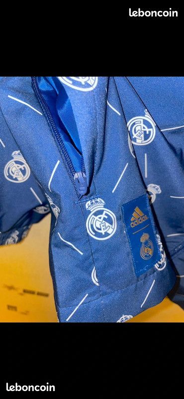 Veste Coupe Vent avec Capuche Real Madrid Bleu Marine Logos Blanc