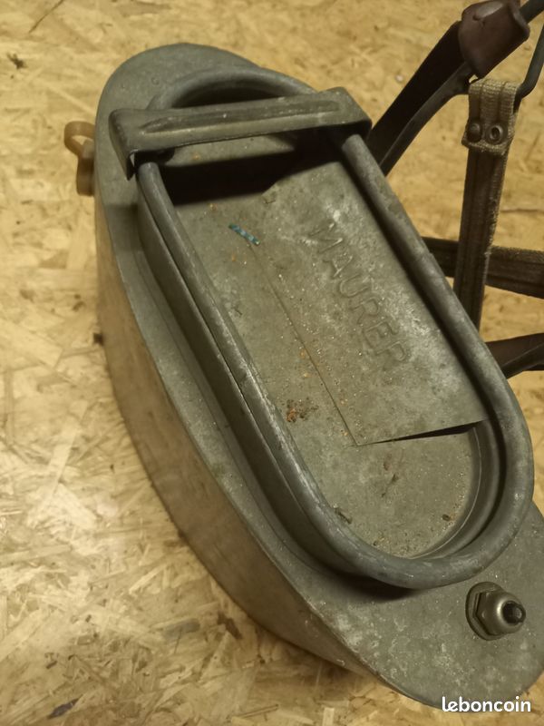 Seau à vif ancien, goujonnière ( moulinet ancien , canne bambou