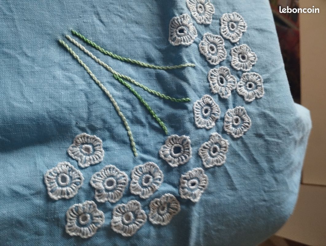 Service six serviettes et nappe dessert, fait main. Bleu brodé de fleurs blanches (image 1)
