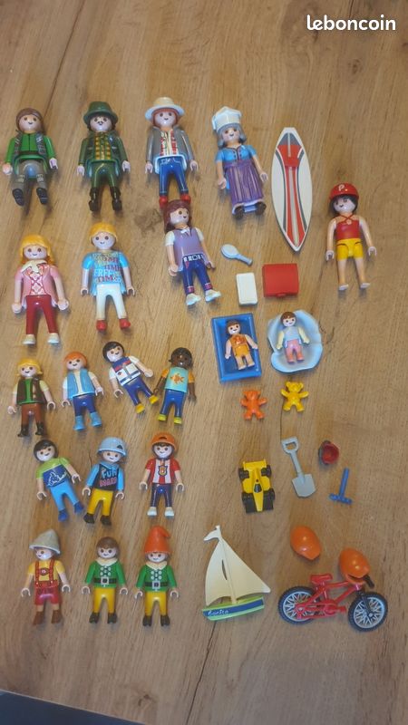 Playmobils personnages 2bébés 10enfants 7parents 1mamie avec accessoires (image 1)