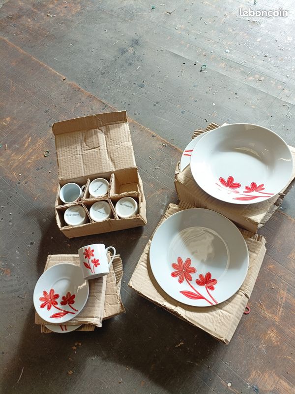 Service complet jamais servi dans ça boîte d'origine En porcelaine (image 1)