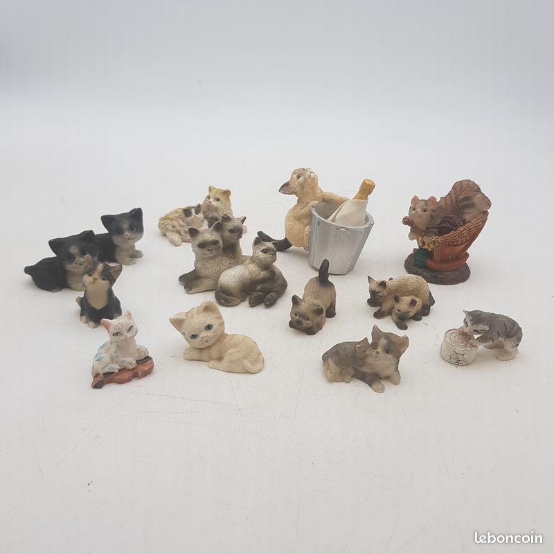 Lot de 13 figurines de chats (image 1)