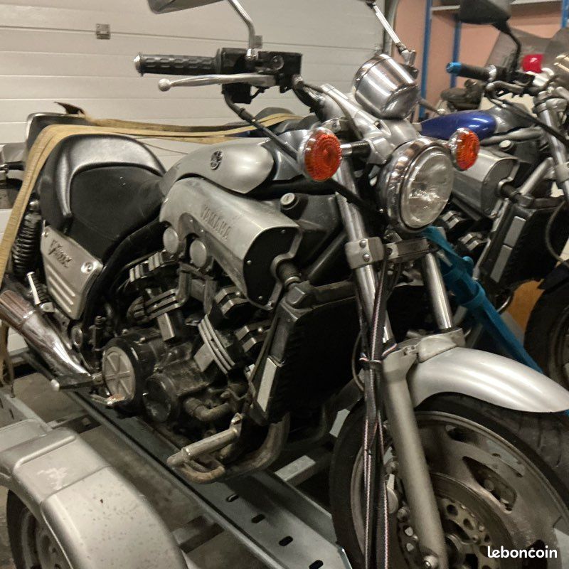 Lot de 2 vMax an 89 et 93 en l’état prix du lot 4500 euros me contacter ...
